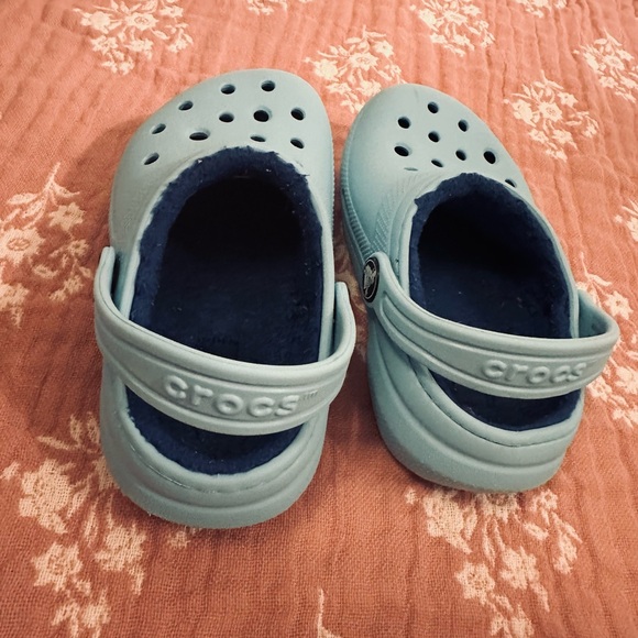 Fur lined Blue Crocs - Picture 5 of 6